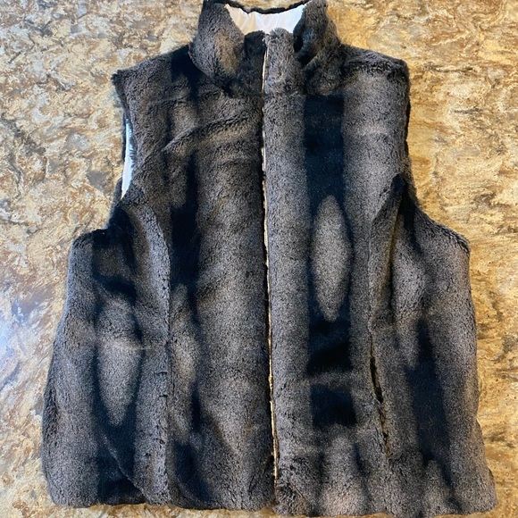 Women’s Reversible Vest - KC Collections - White Vest Reverses to Faux Fur Vest - Picture 3 of 9